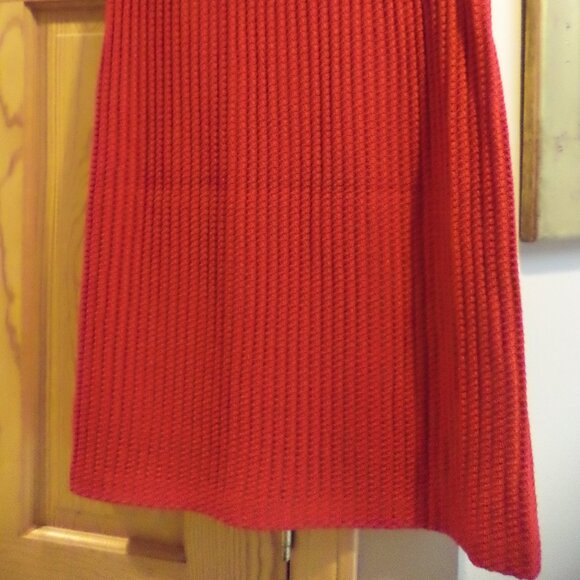 St. John Knit Pencil RED Skirt ~ Size: 6 Excellent Condition and Appearance - Picture 3 of 9